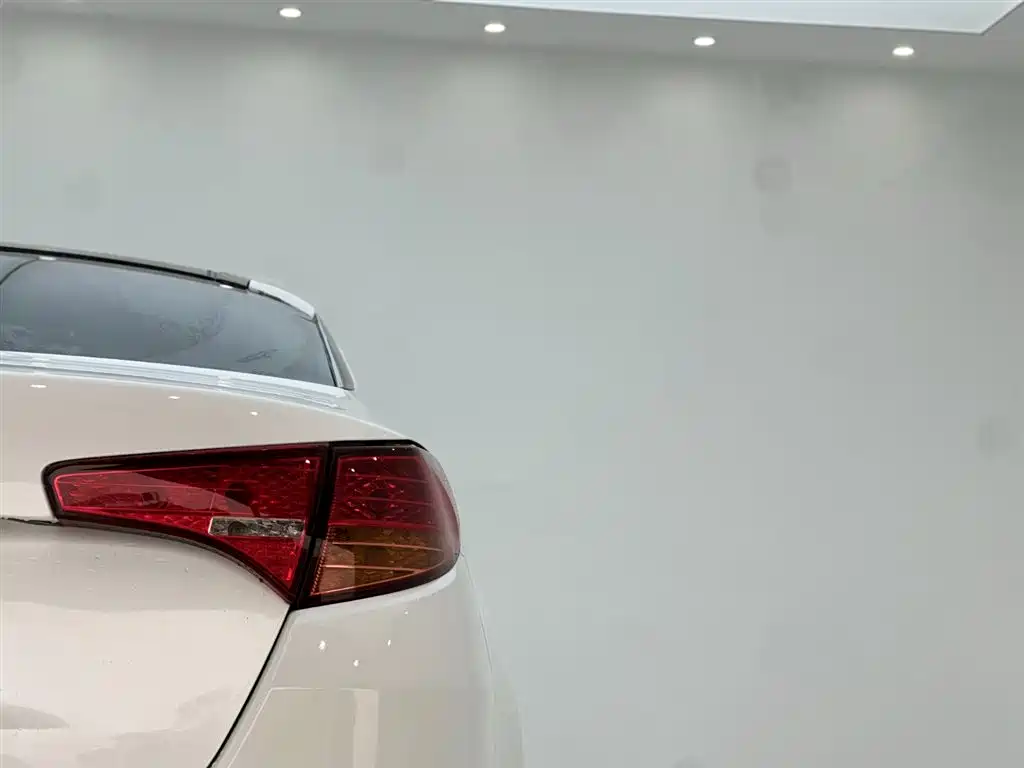 Kia K5 2011 2.0L Automatic DLX фото 11