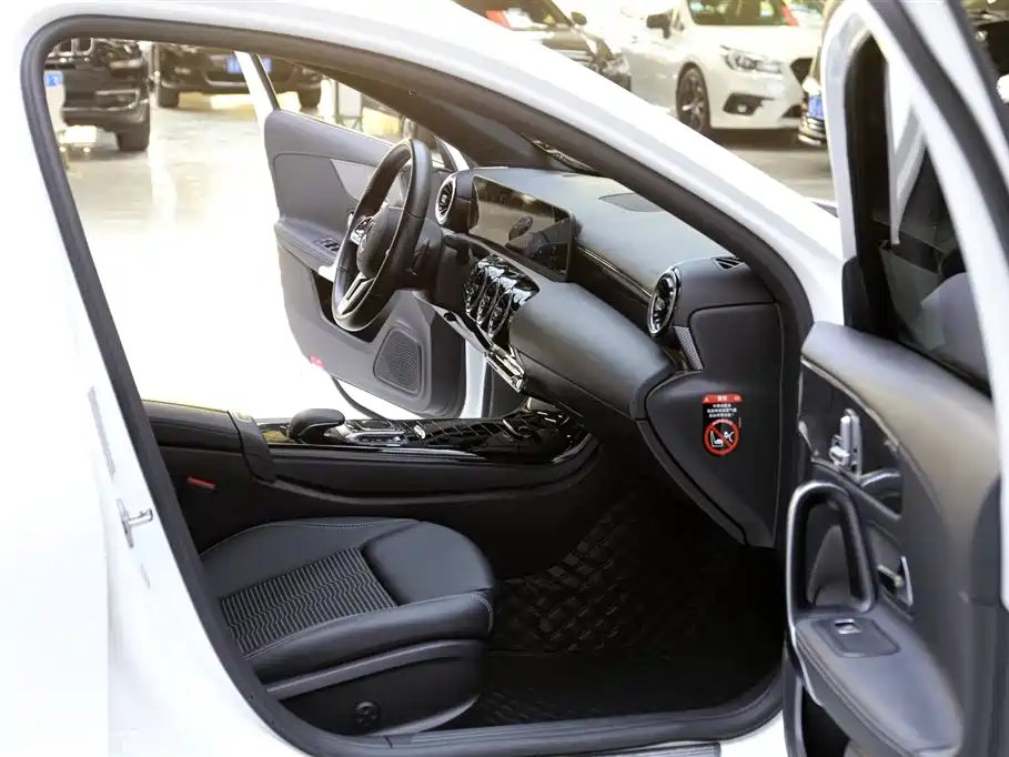 Mercedes-Benz A-Class (Import) 2019 A 200 Fashion Version фото 17