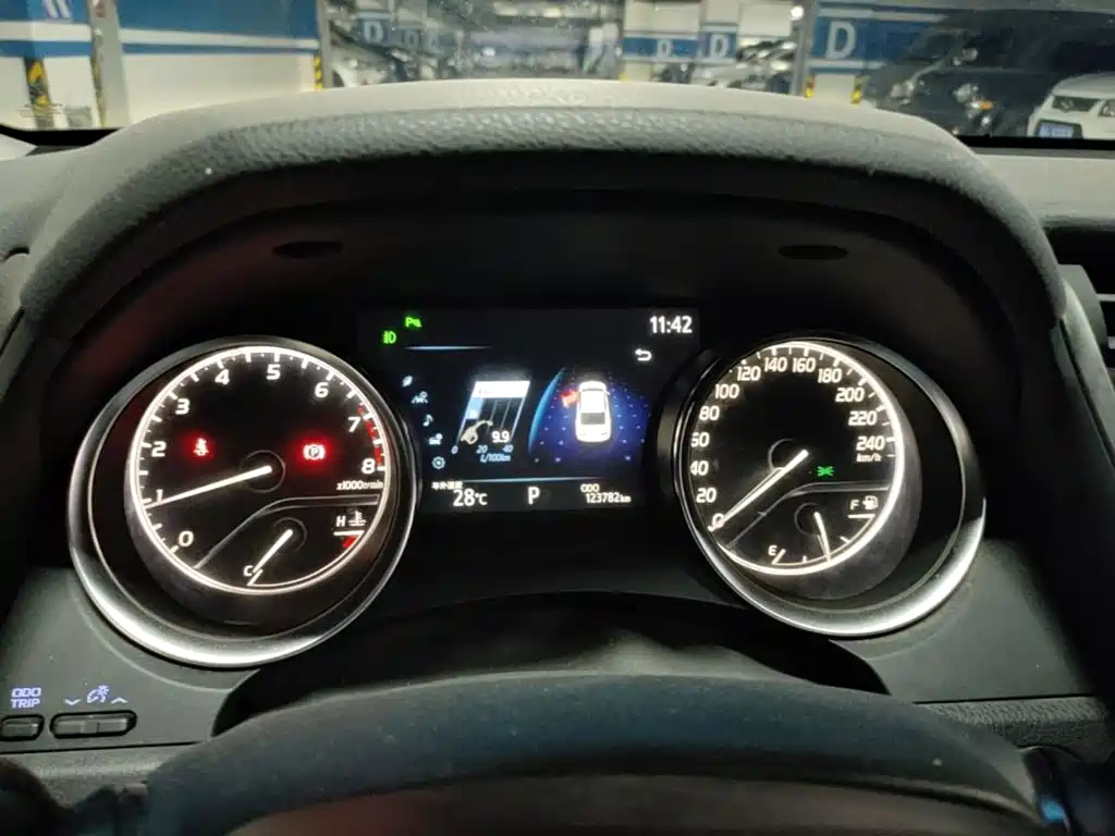 Фото 8 - Toyota Camry