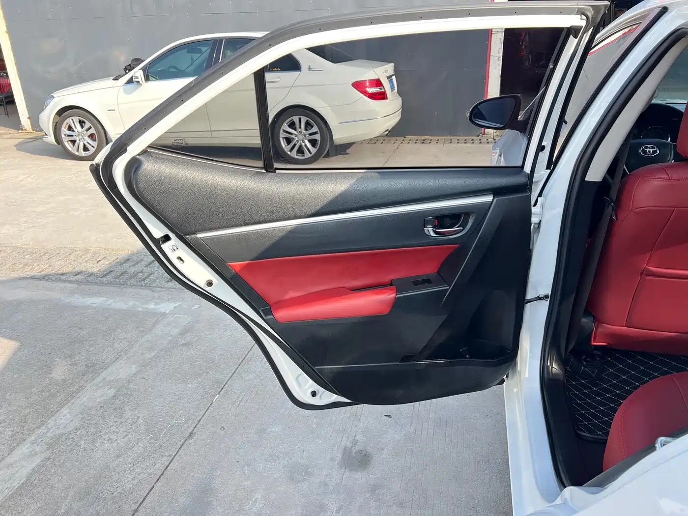 Toyota Corolla 2014 1.6L CVT GLX-i Navigation Edition фото 12