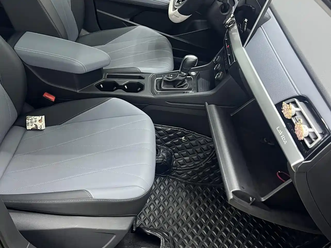 Volkswagen Lavida 2023 1.5L Auto Five Million Edition фото 8