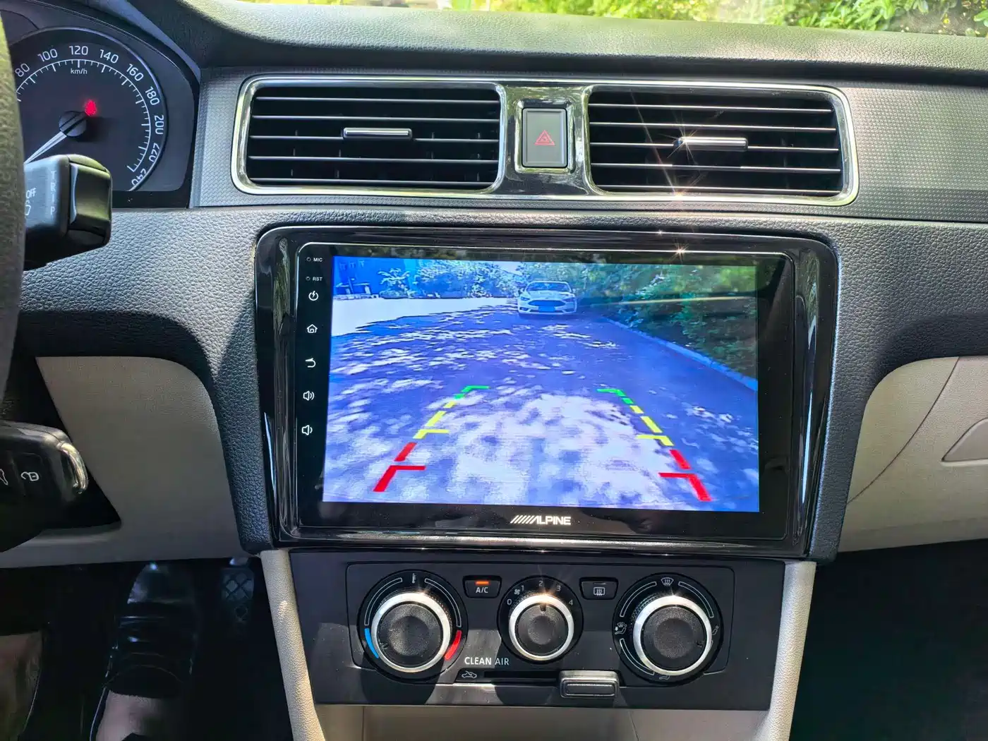 Škoda Rapid 2016 1.6L Automatic Pioneer Edition фото 8