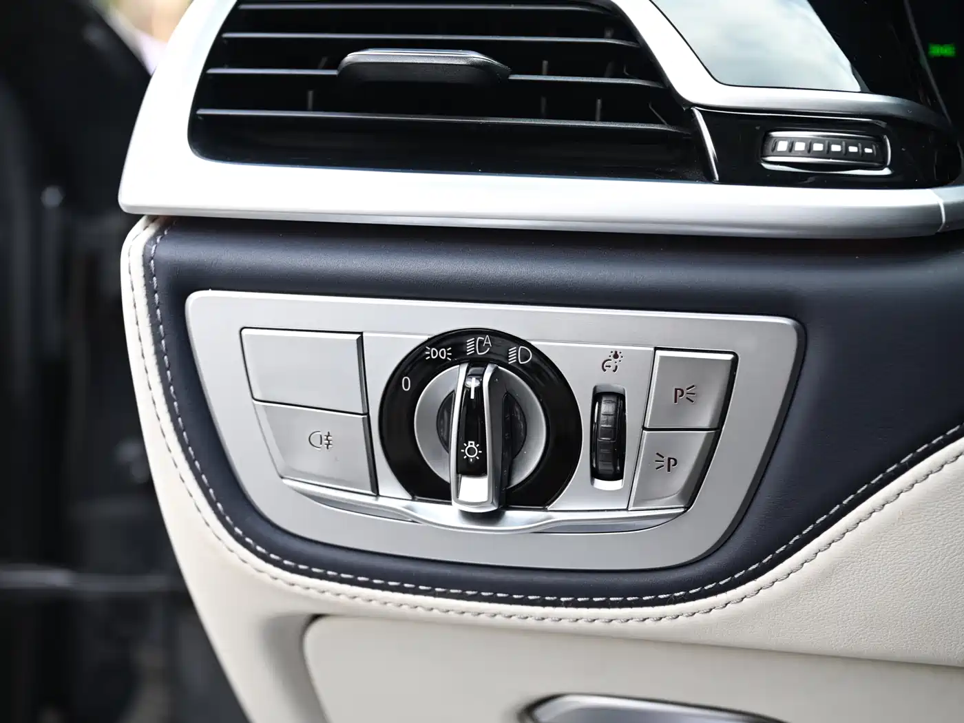 BMW 7 Series 2022 740Li xDrive Executive M Sport Package фото 11