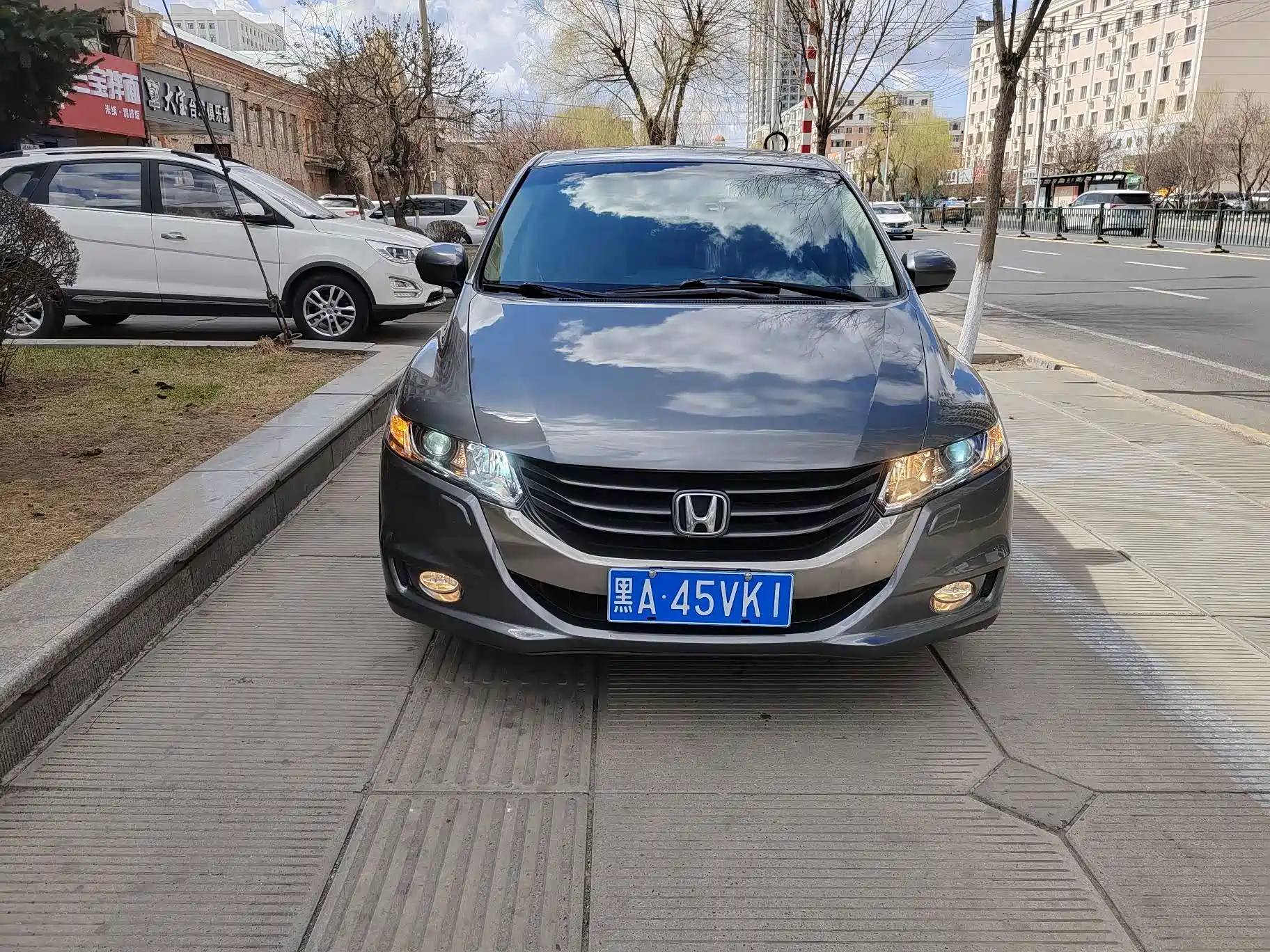 Photo 2 - Honda Odyssey