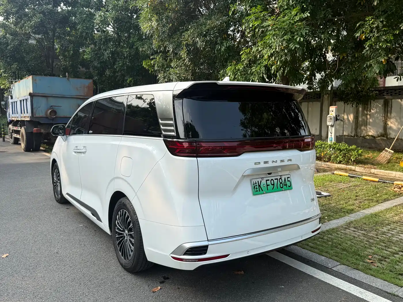 Denza D9 2022 DM-i 1040 Premium фото 3