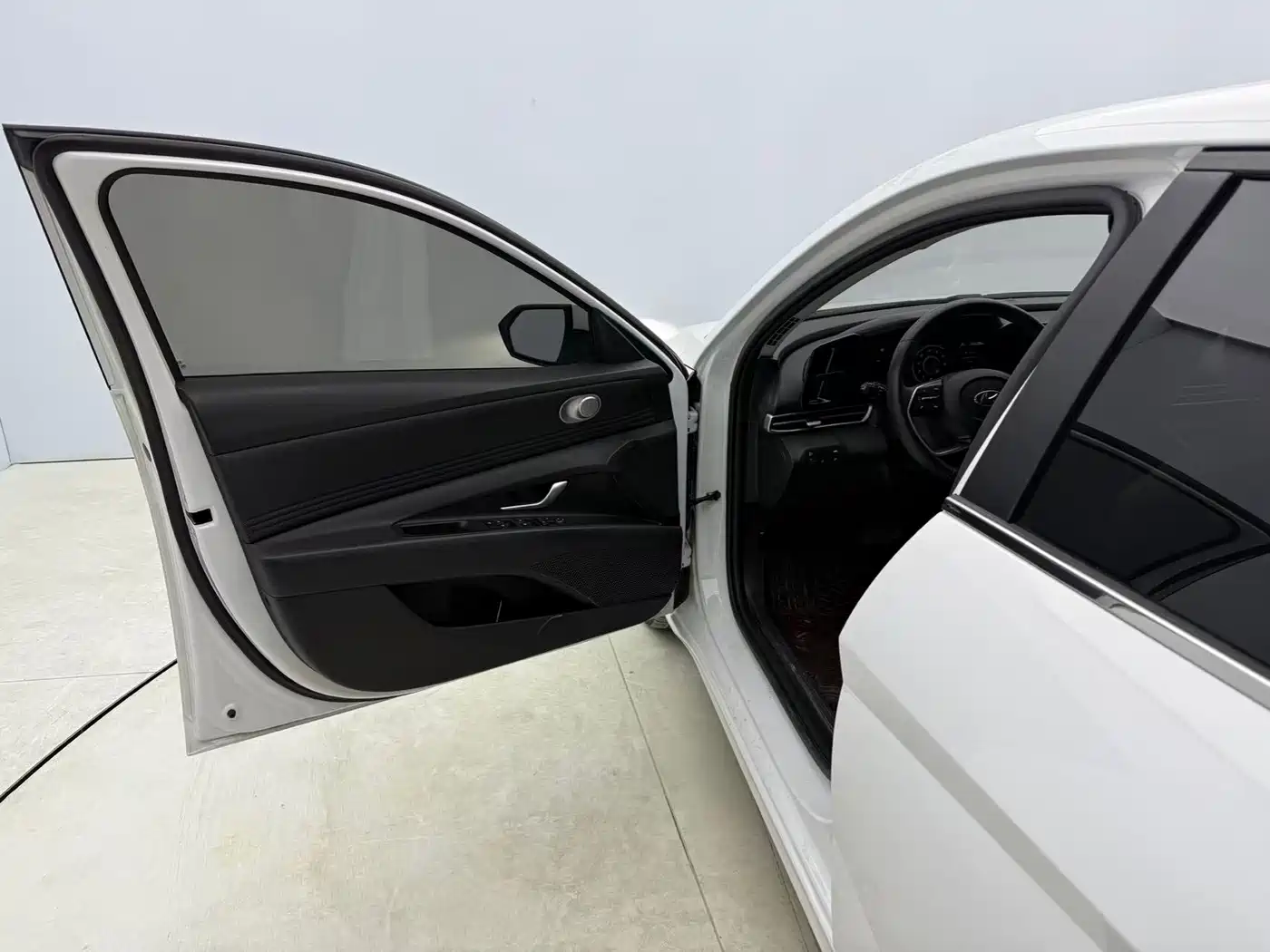 Hyundai Elantra 2022 1.5L CVT LUX Premium Edition фото 19