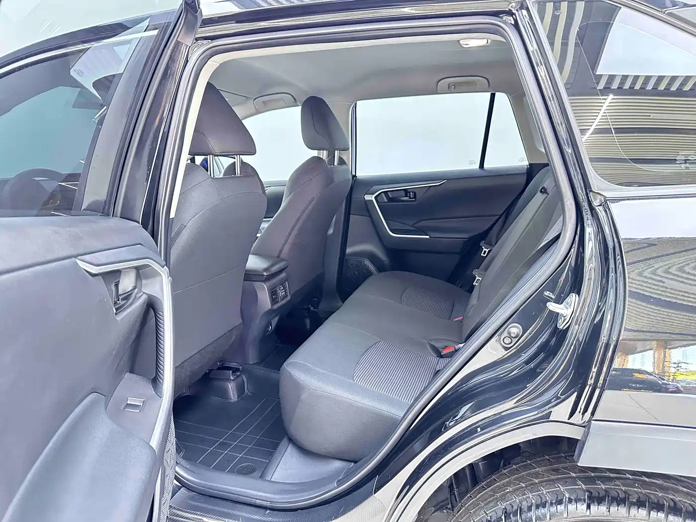 Toyota Wildlander 2023 2.0L CVT FWD LE фото 9