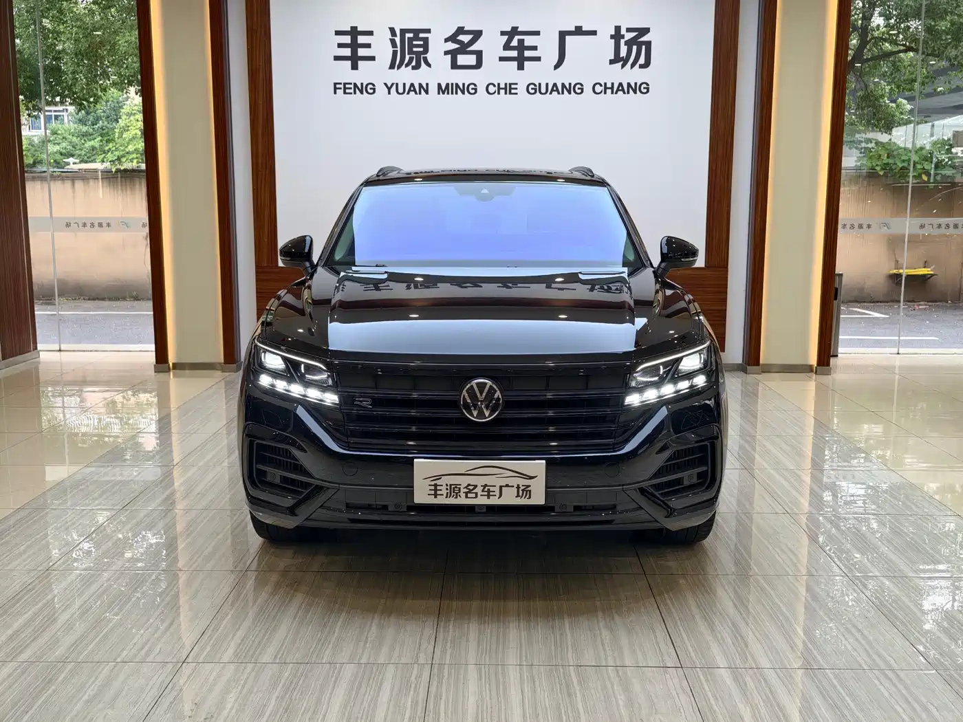 Volkswagen Touareg 2023 3.0TSI R-Line Black Sports Package фото 2