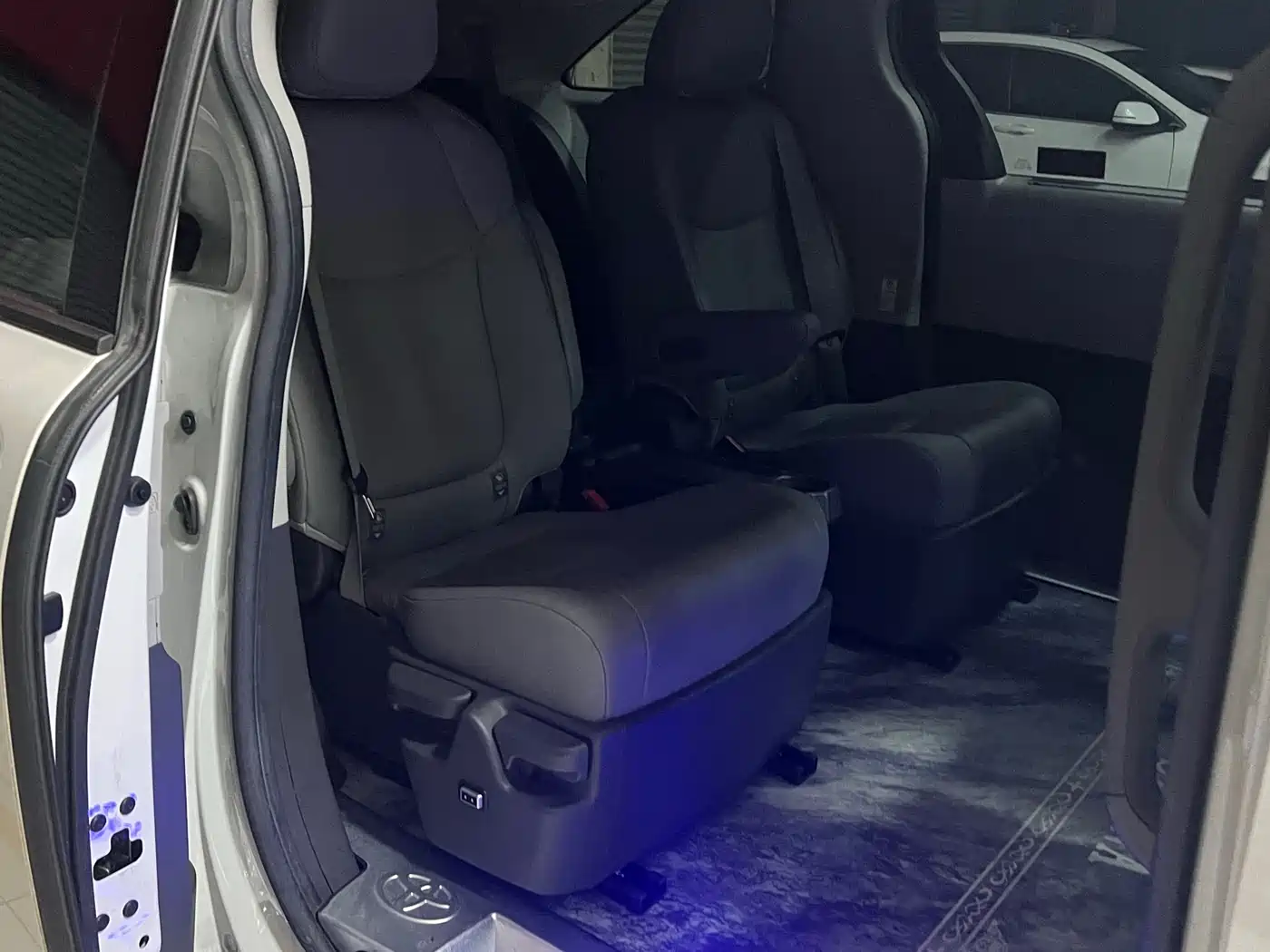 Toyota Sienna 2023 2.5L Hybrid Luxury Edition фото 3