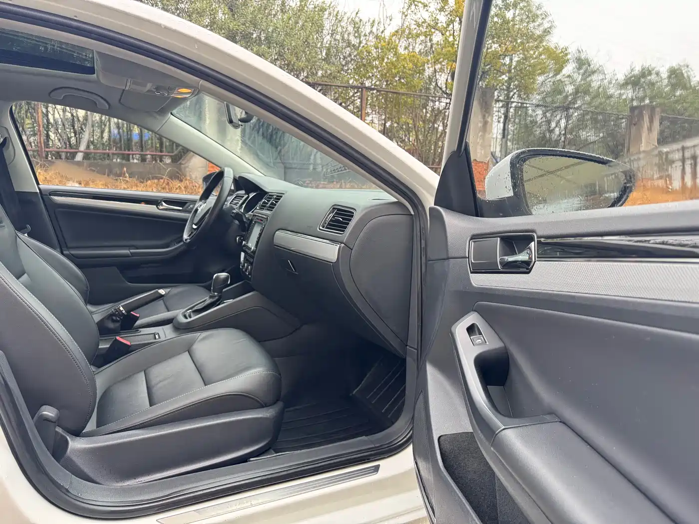 Volkswagen Sagitar 2015 1.6L Automatic Comfort фото 16