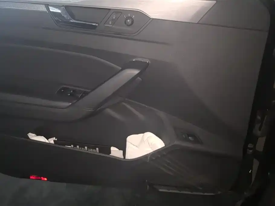 Volkswagen Passat 2016 330TSI DSG Honor Edition фото 7