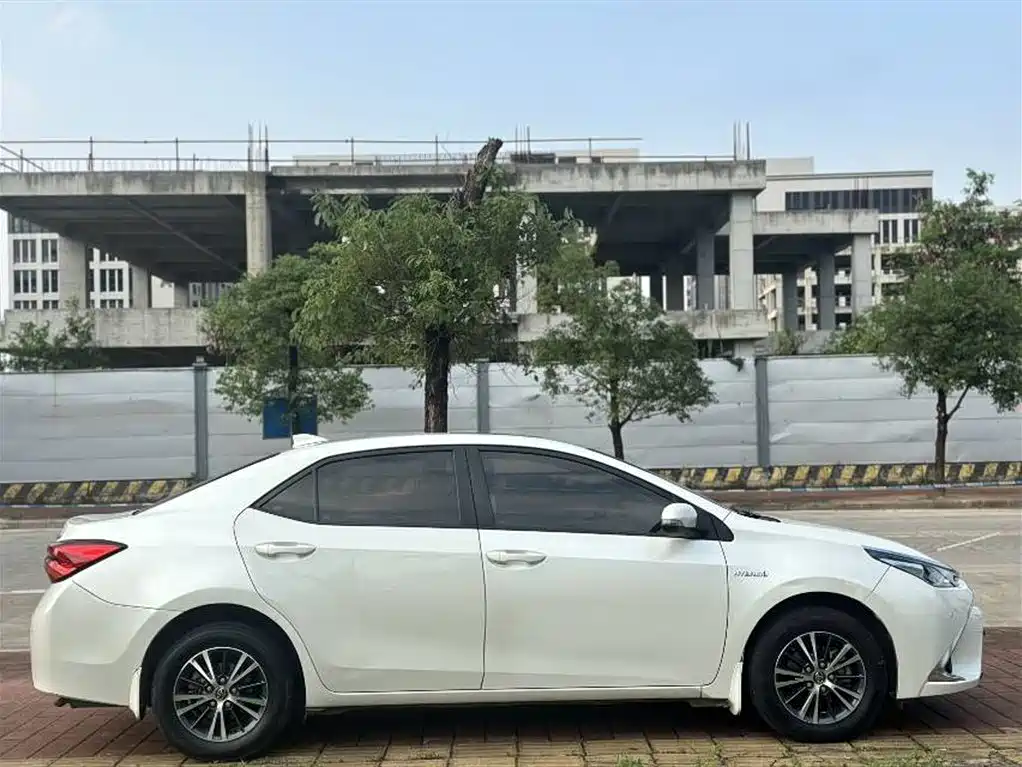 Toyota Levin 2016 Hybrid 1.8H GS E-CVT Elite Sunroof фото 3