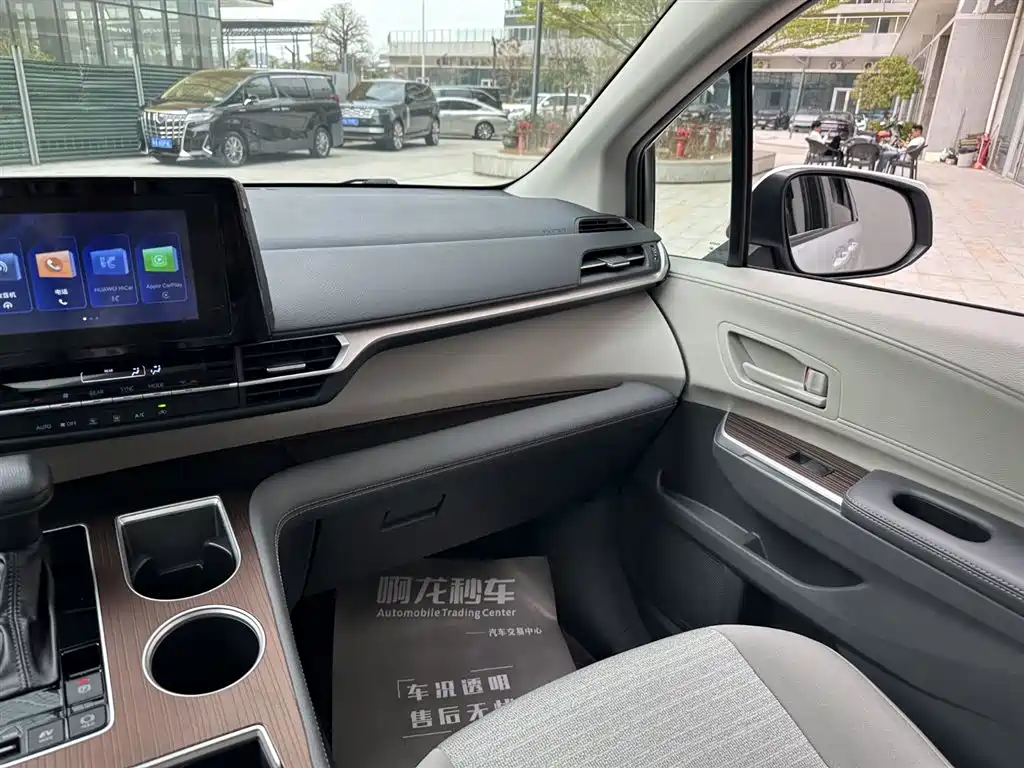 Toyota Sienna 2021 2.5L Hybrid Comfort Edition фото 12