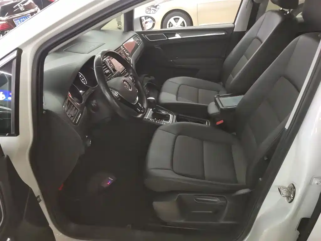 Volkswagen Golf Sportsvan 2018 230TSI Automatic Progressive фото 15