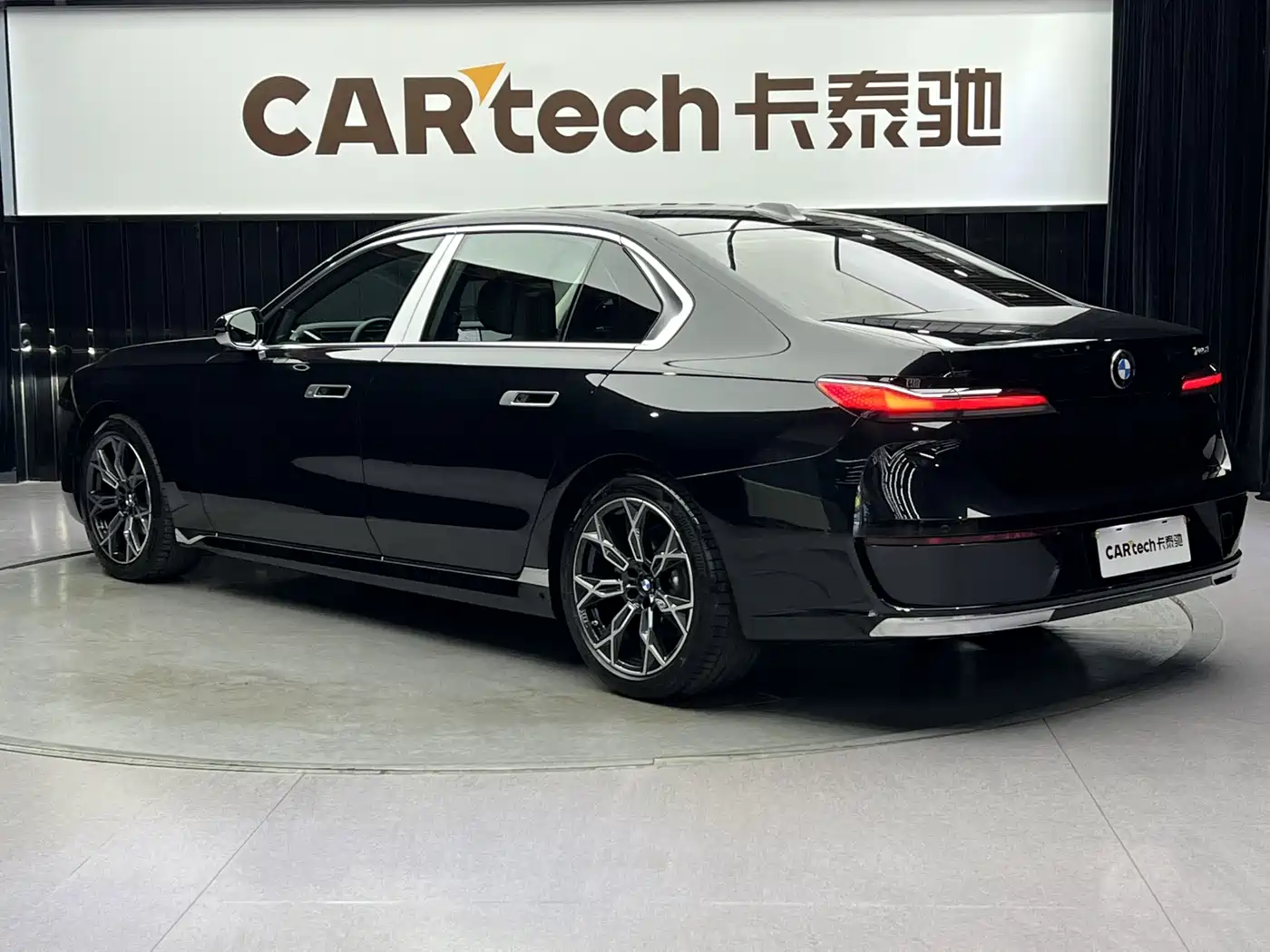 BMW 7 Series 2023 Model 735Li Luxury Package фото 4