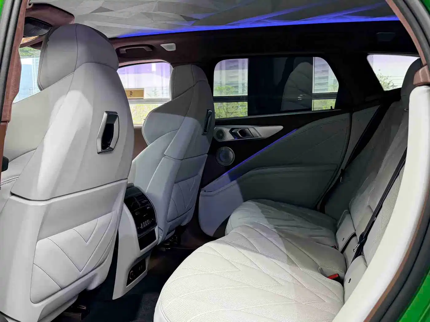 BMW XM 2023 50e фото 9