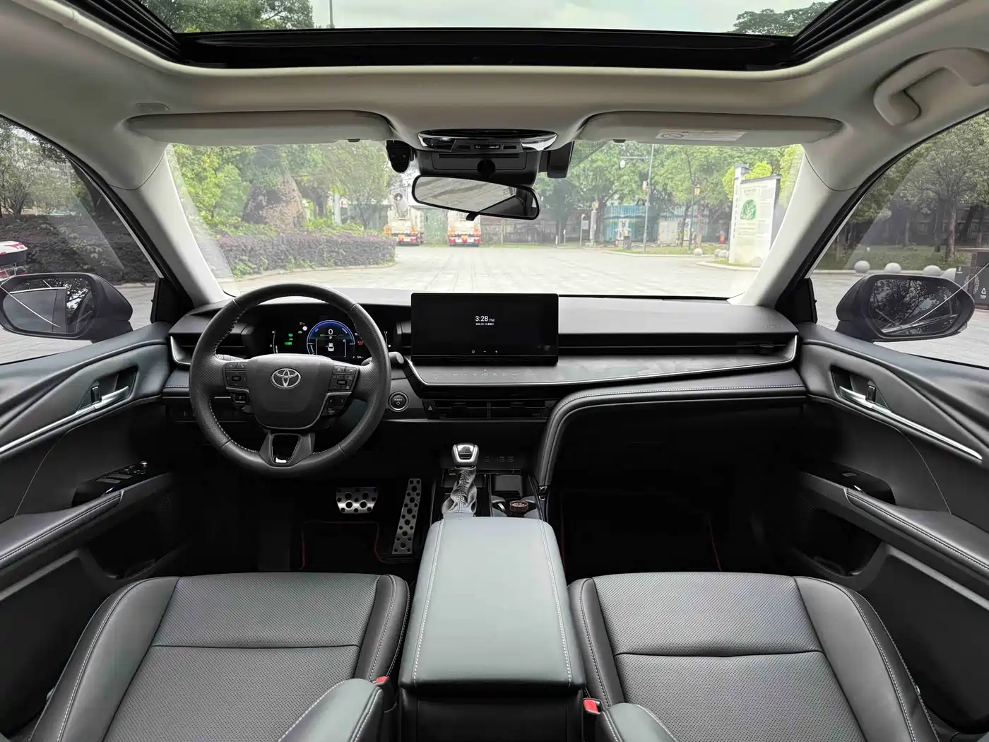 Toyota Camry 2026 Hybrid 2.0HSE Sport Lite Edition фото 5