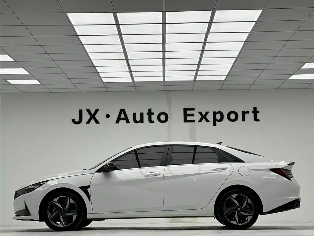 Hyundai Elantra 2022 1.5L CVT LUX Premium Edition фото 6