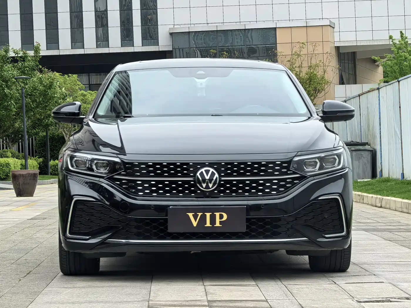 Volkswagen Passat 2023 330TSI Starlight Premium Edition фото 2