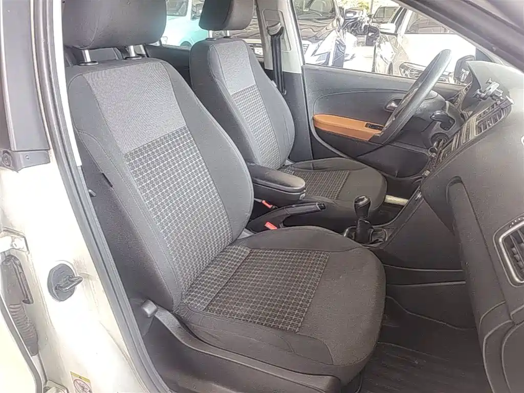 Volkswagen Polo 2014 1.6L Manual Comfort Edition фото 25