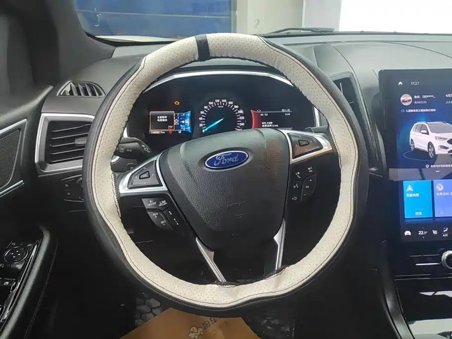 Фото 15 - Ford Edge