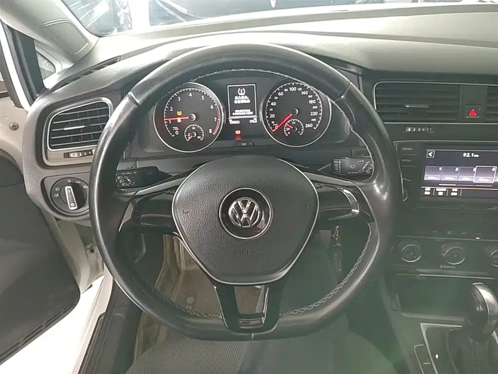 Volkswagen Golf 2017 1.6L Auto Comfort Millionth Edition фото 11