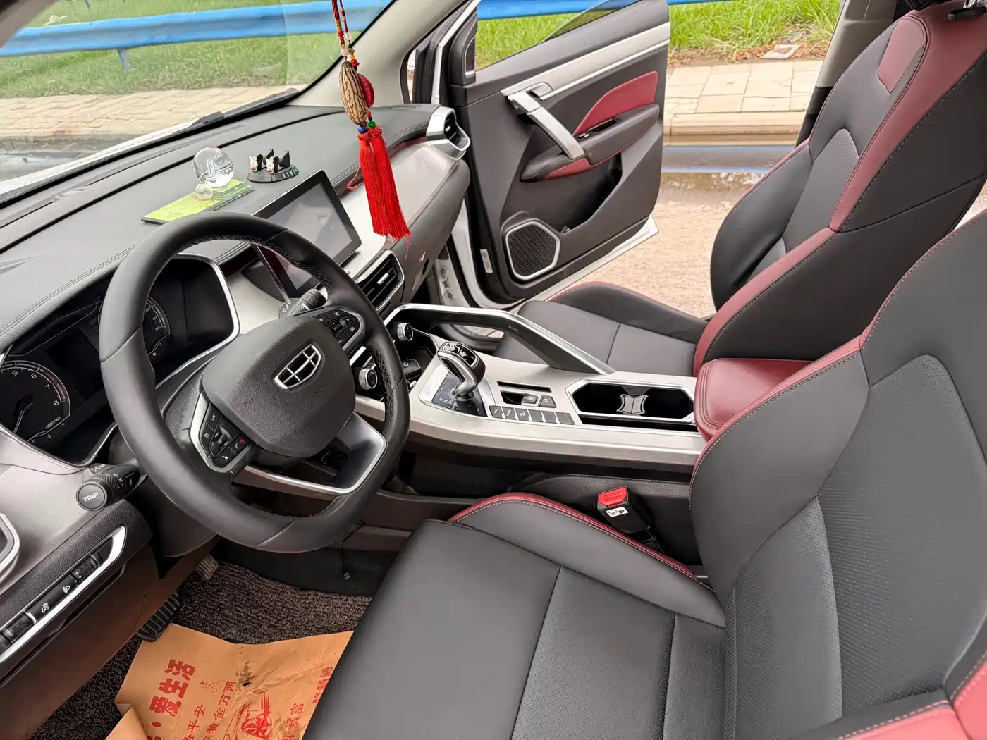Photo 8 - Geely Binyue