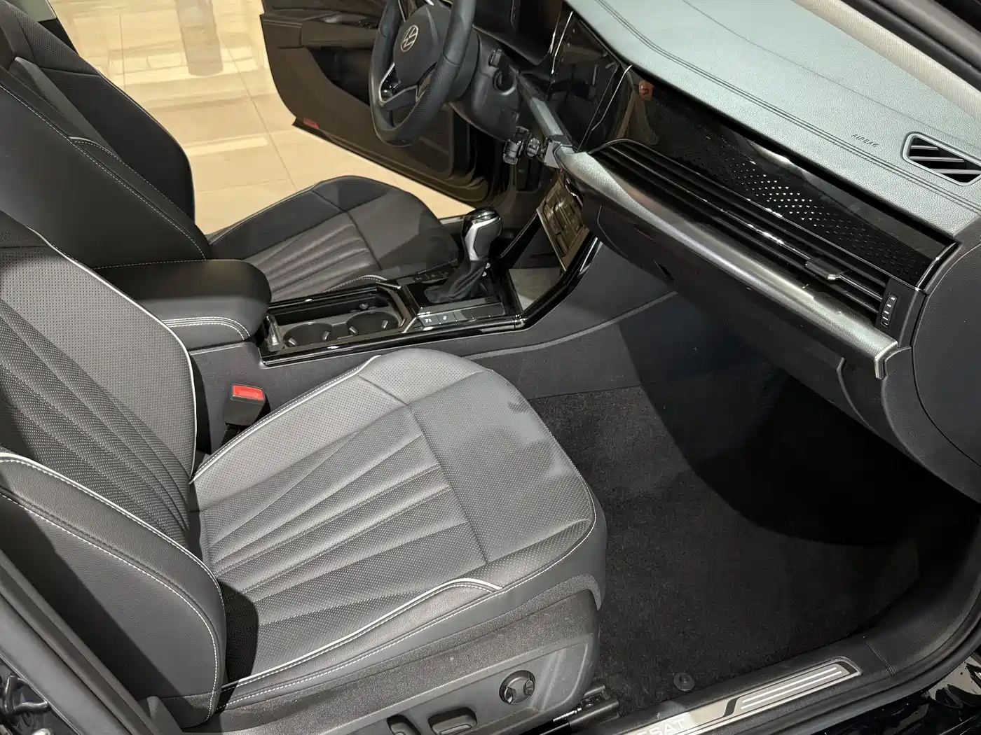 Volkswagen Passat 2024 380TSI Dragon Glory Edition фото 11