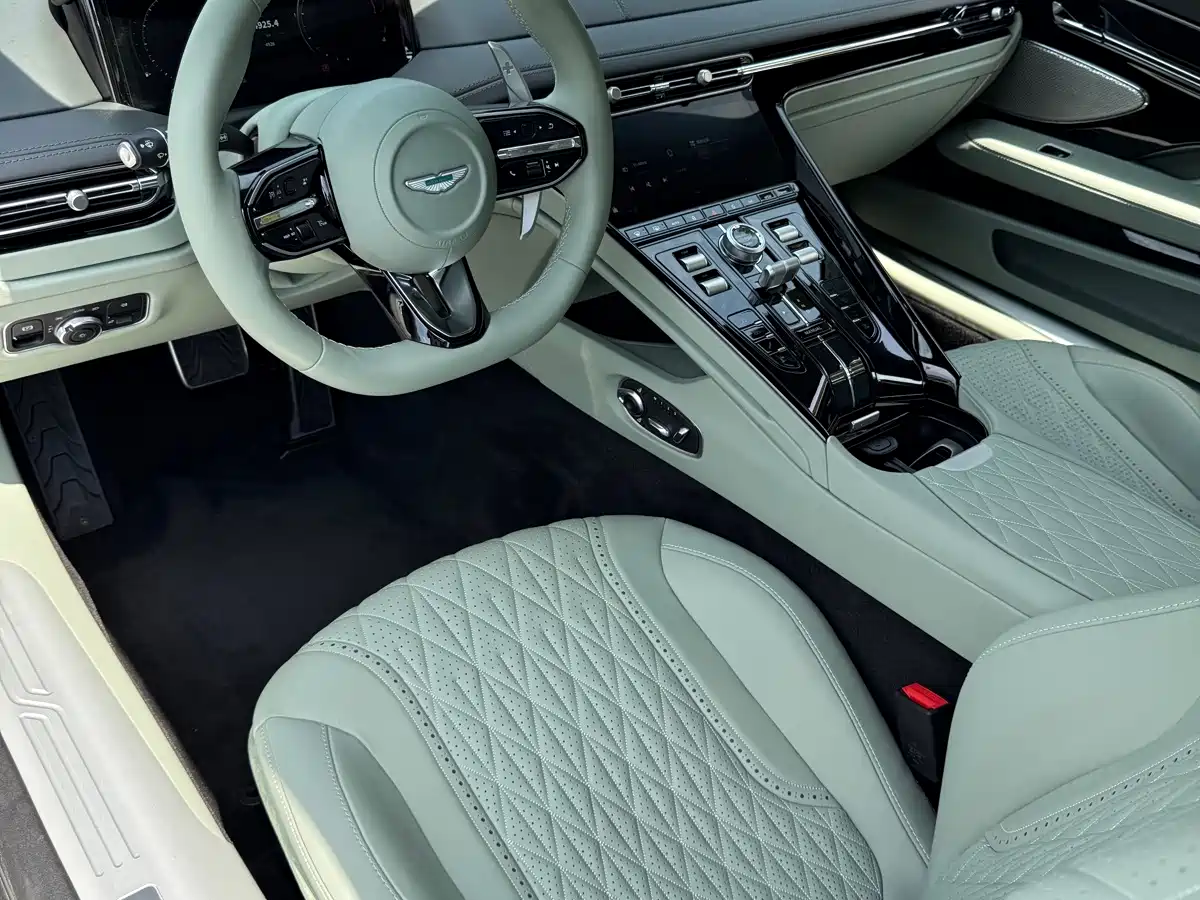 Фото 11 - Aston Martin DB12
