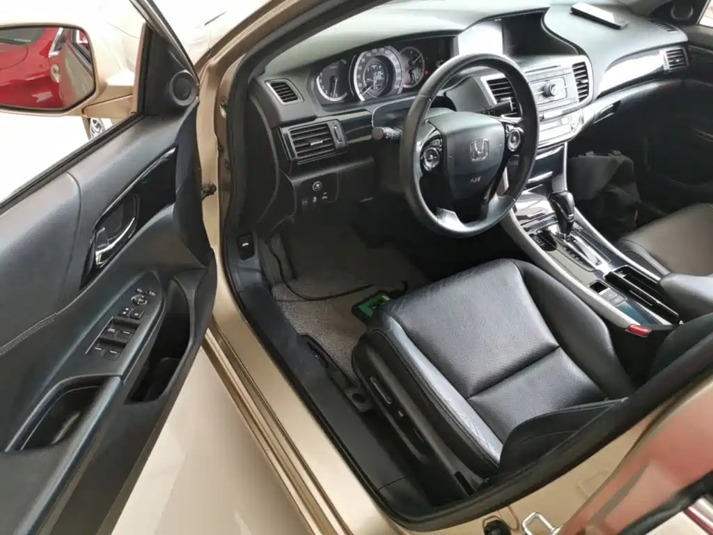 Фото 16 - Honda Accord