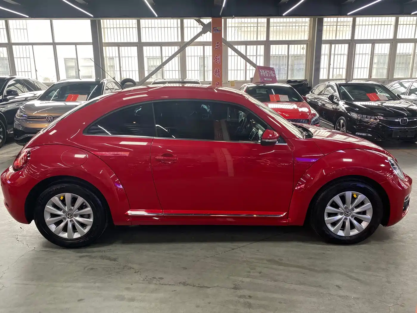 Volkswagen Beetle 2017 180TSI Enjoy фото 4