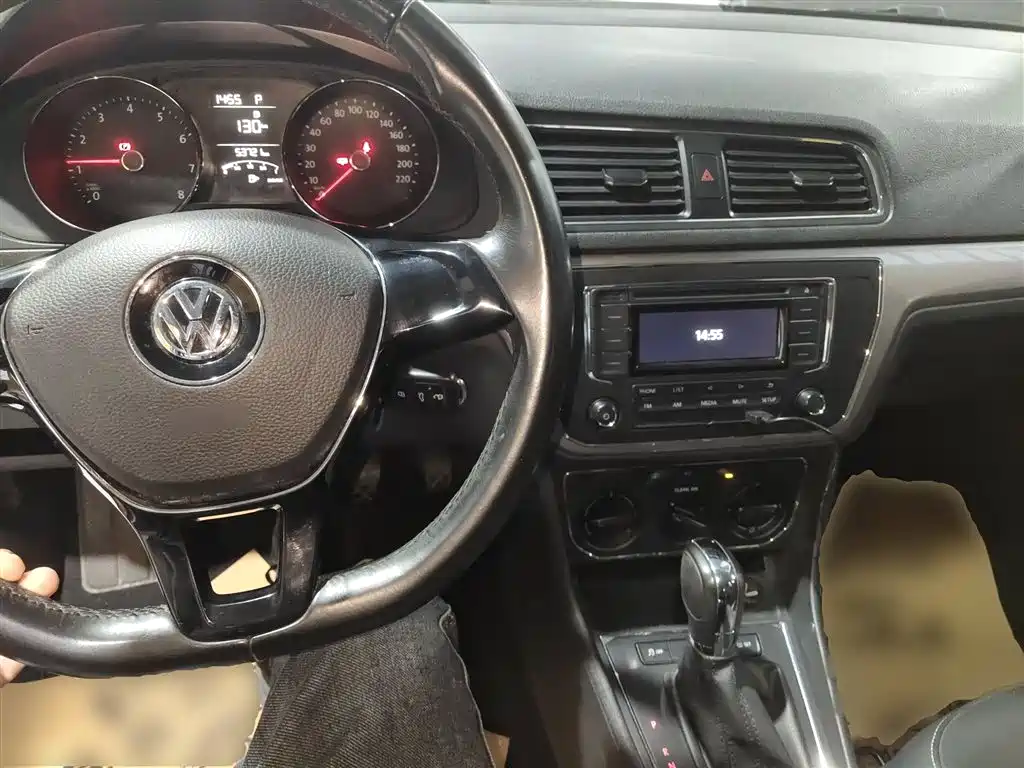 Volkswagen Lavida 2015 1.6L Automatic Comfort Edition фото 6