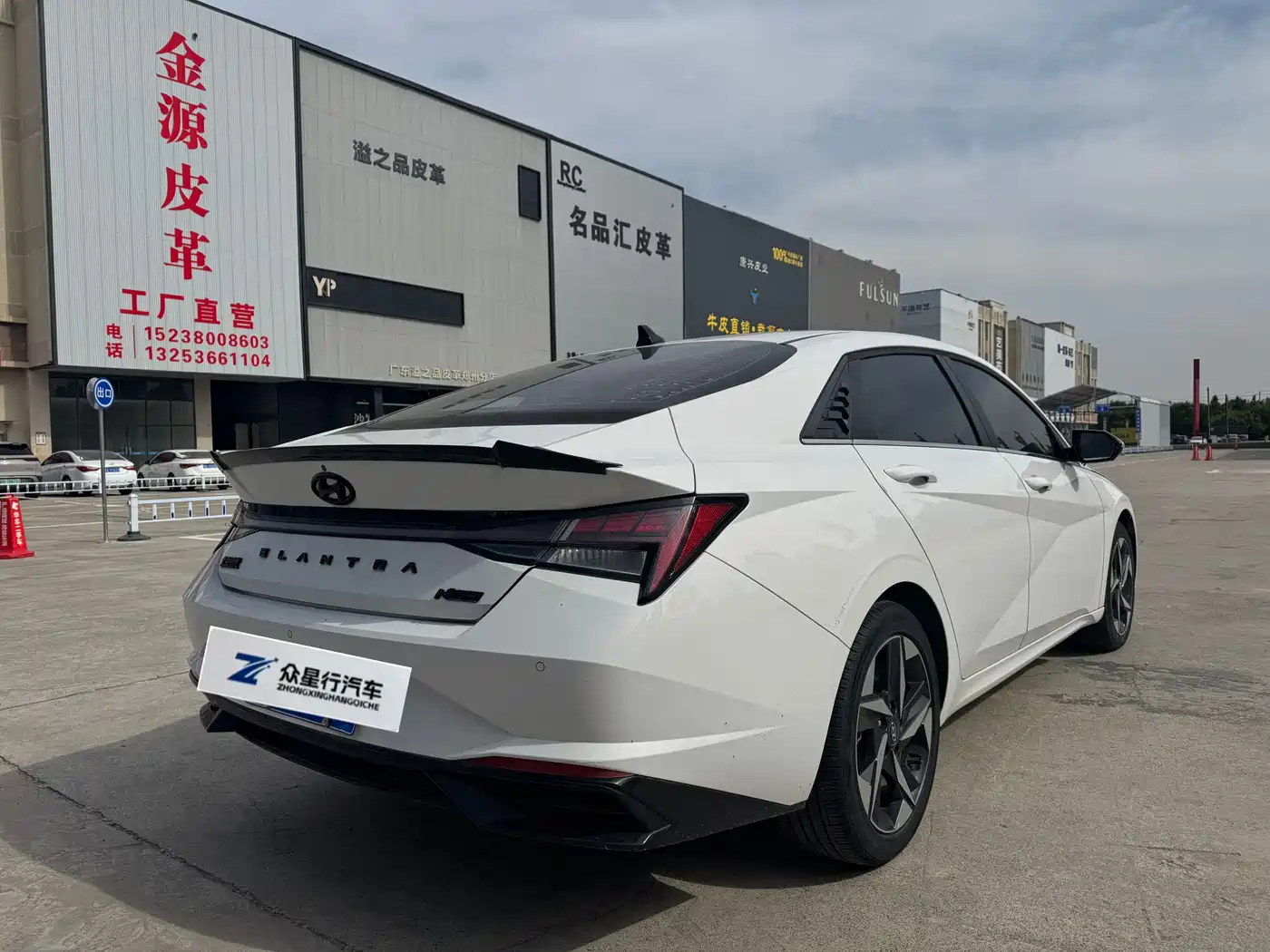 Hyundai Elantra 2021 1.5L CVT LUX Premium Edition фото 4