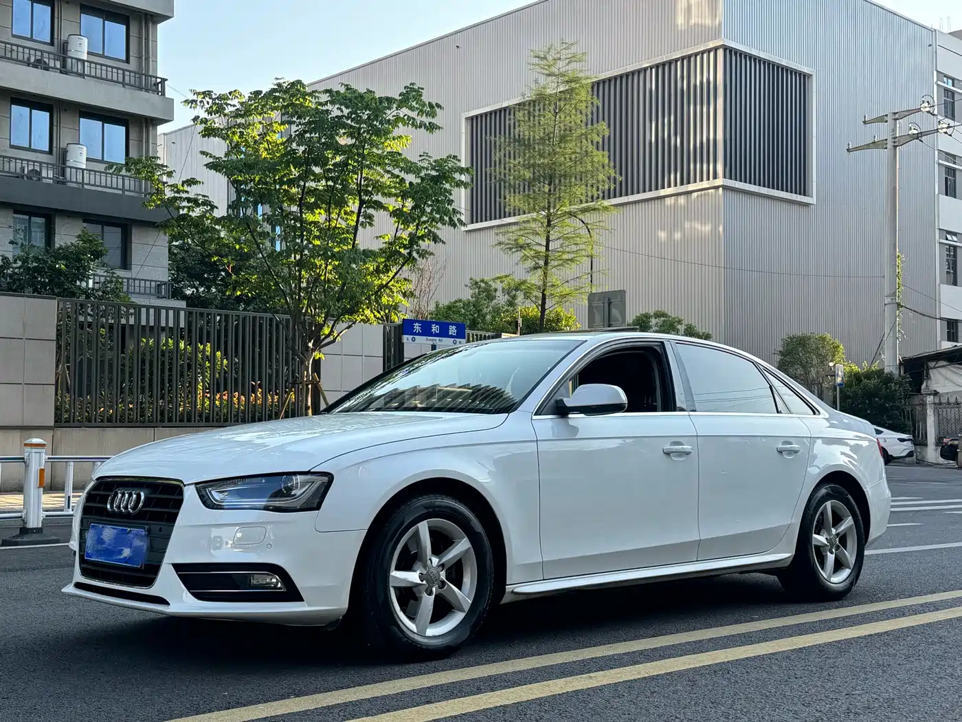 Audi A4L 2013 35 TFSI Automatic Luxury фото 2