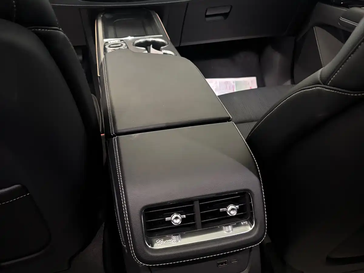 Cadillac XT5 2025 2.0T Luxury фото 13