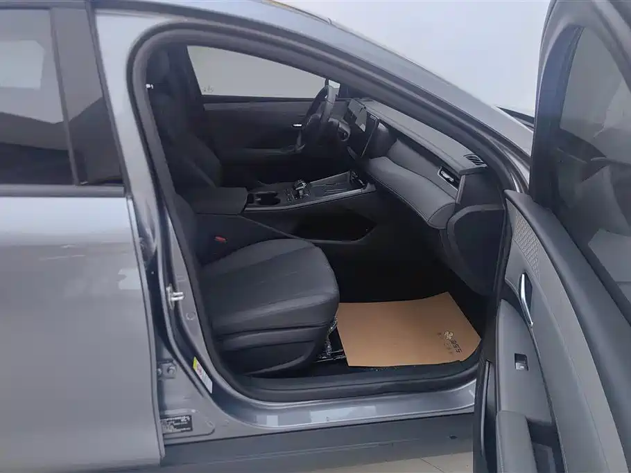 BYD Qin PLUS 2025 DM-i Smart Drive 55KM Leader фото 8