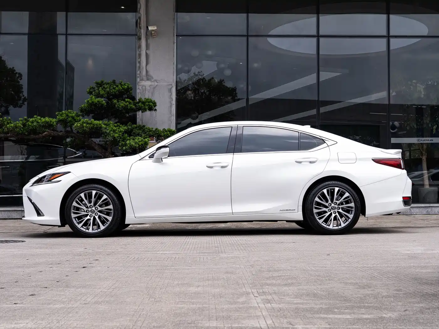 Photo 4 - Lexus ES