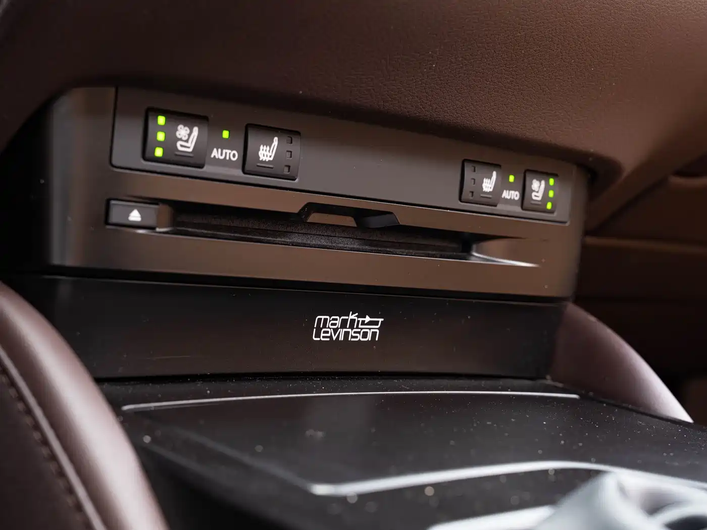 Photo 17 - Lexus ES
