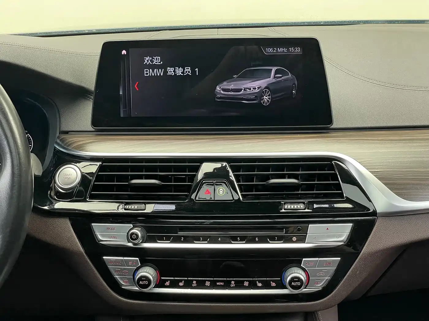 BMW 5 Series New Energy 2019 530Le Pioneer Edition фото 15