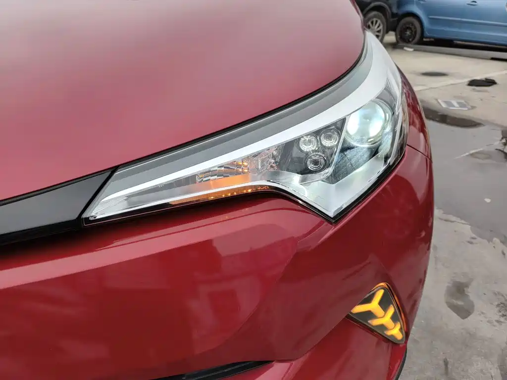 Фото 24 - Toyota C-HR