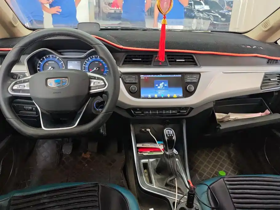 Фото 12 - Geely Vision X3