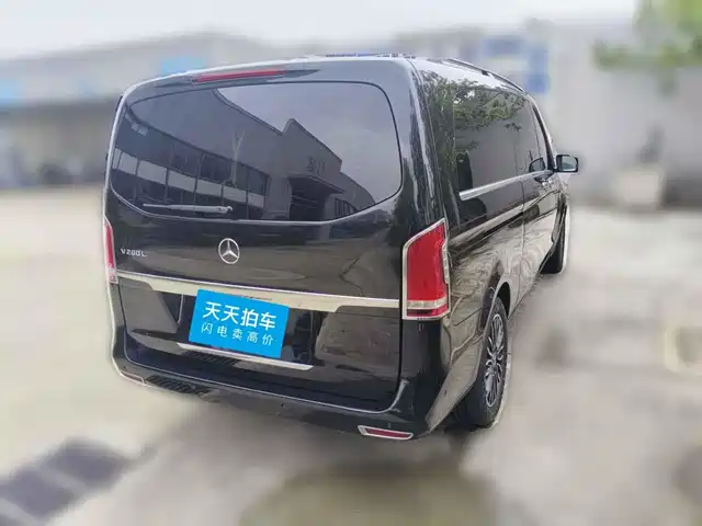 Mercedes-Benz V-Class 2017 Model V 260 L Premium Extended Edition — фото 2