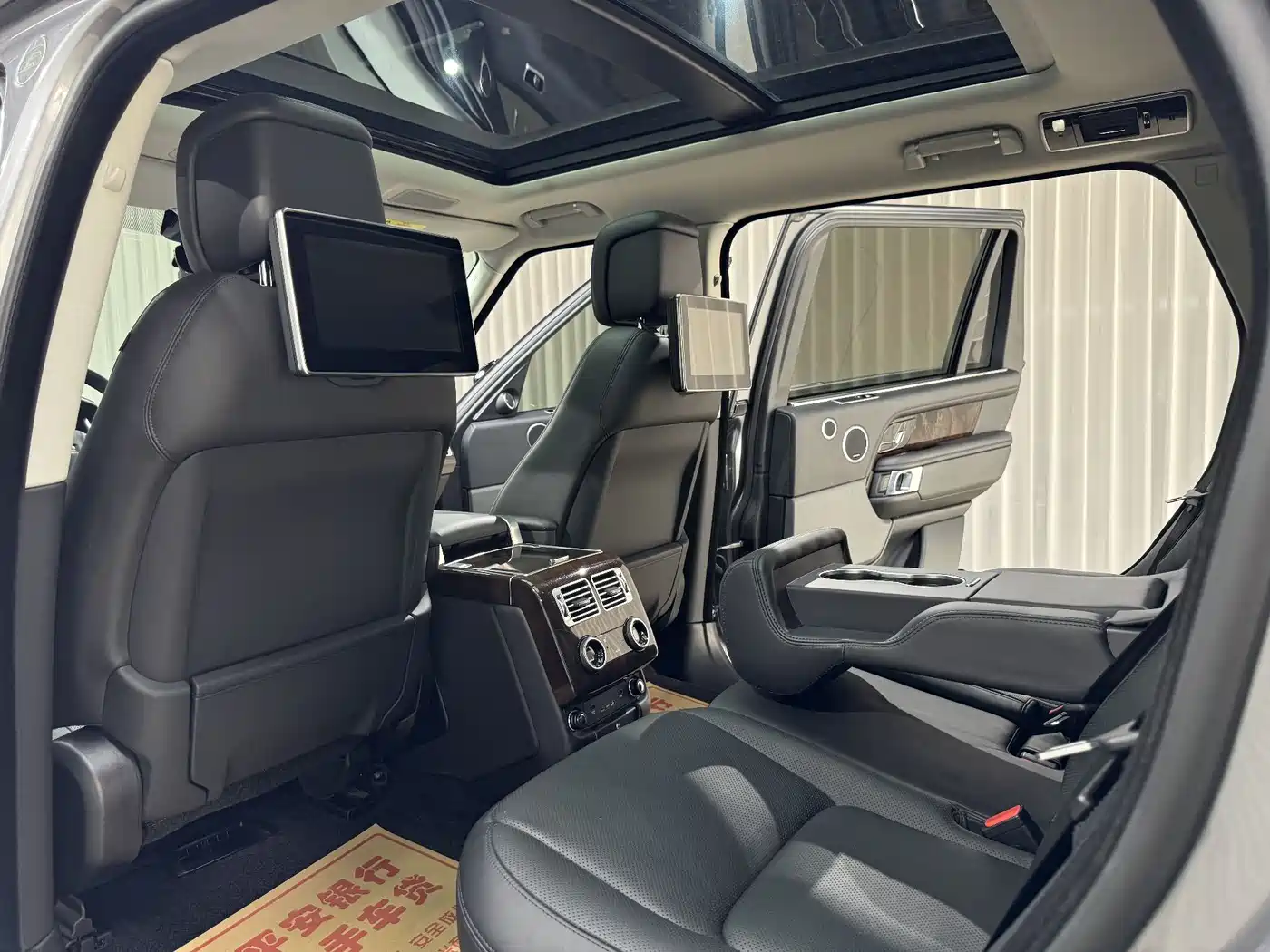 Land Rover Range Rover 2021 3.0 L6 Heritage Extended Classic Edition фото 10