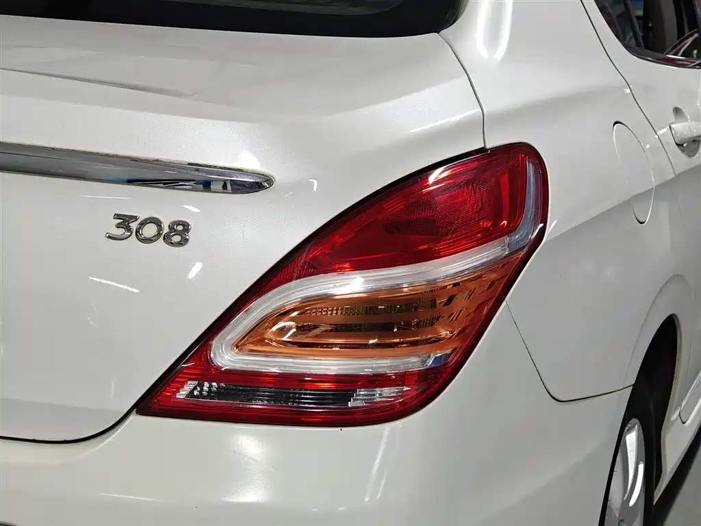 Peugeot 308 2014 Model Joy Edition Classic 1.6L Manual Superior Style фото 24