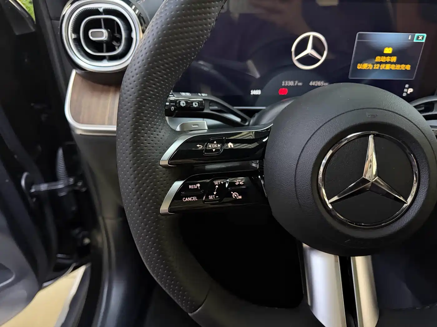 Mercedes-Benz GLC 2023 Facelift GLC 300 L 4MATIC Sport 5-Seater фото 13