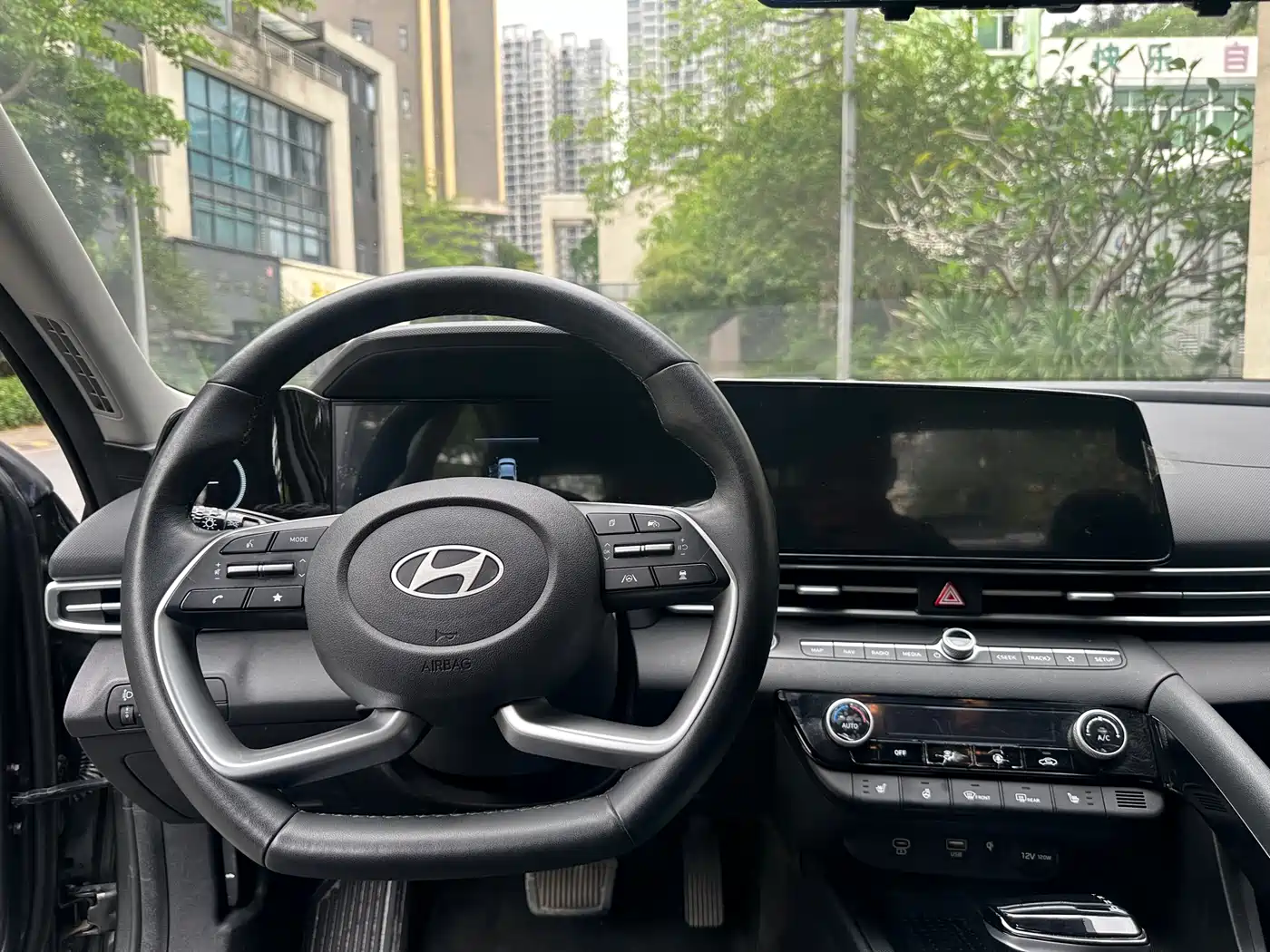 Hyundai Elantra 2023 Model 1.5L CVT LUX Premium Edition фото 16