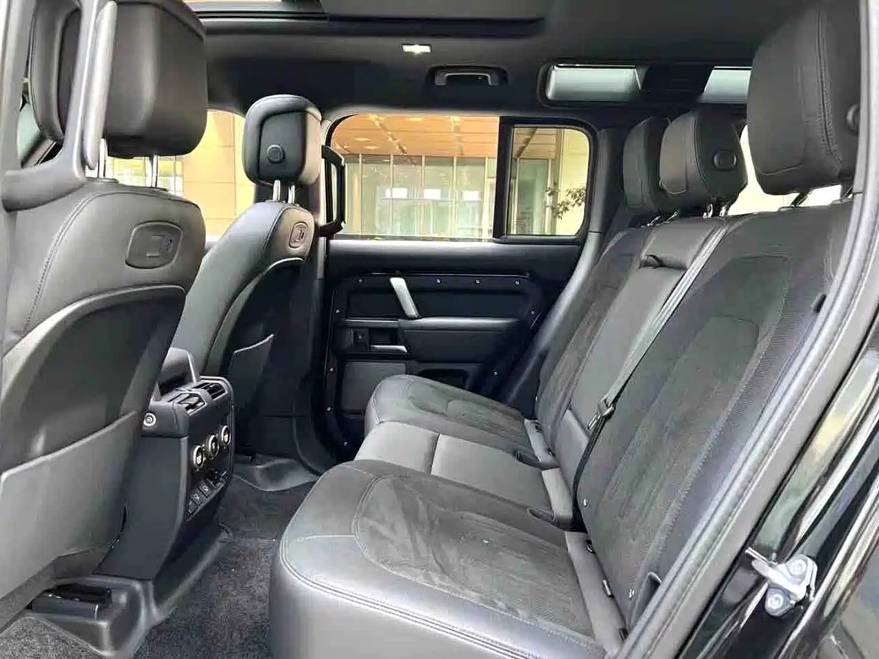 Photo 4 - Land Rover Defender