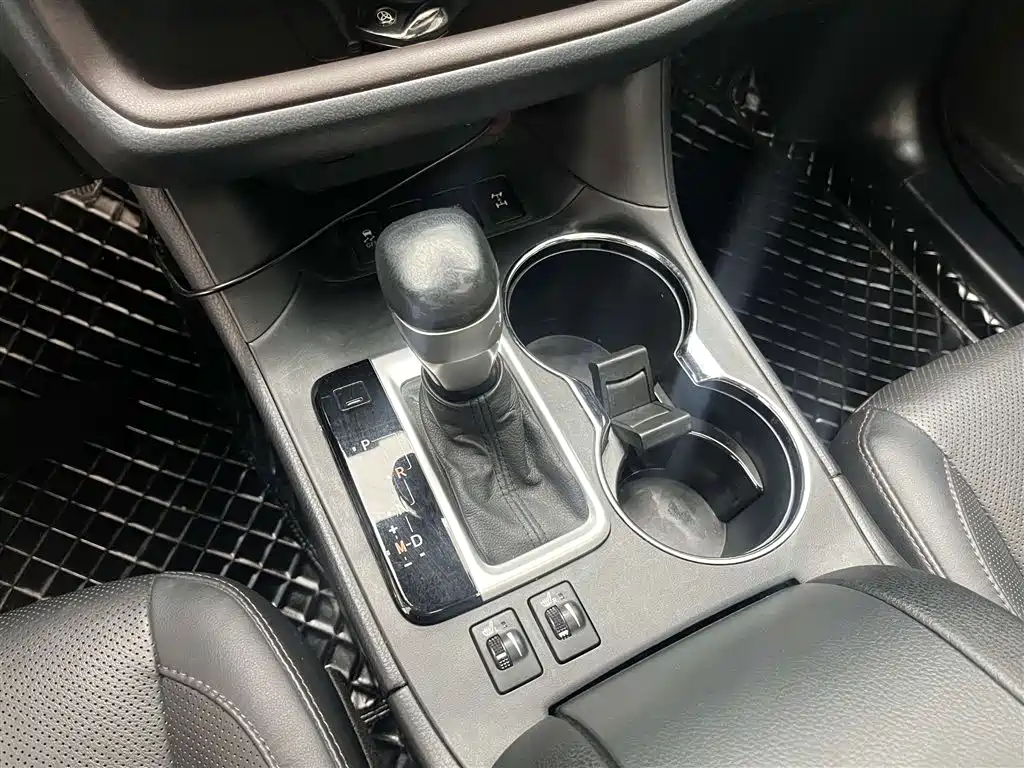 TOYOTA HIGHLANDER
