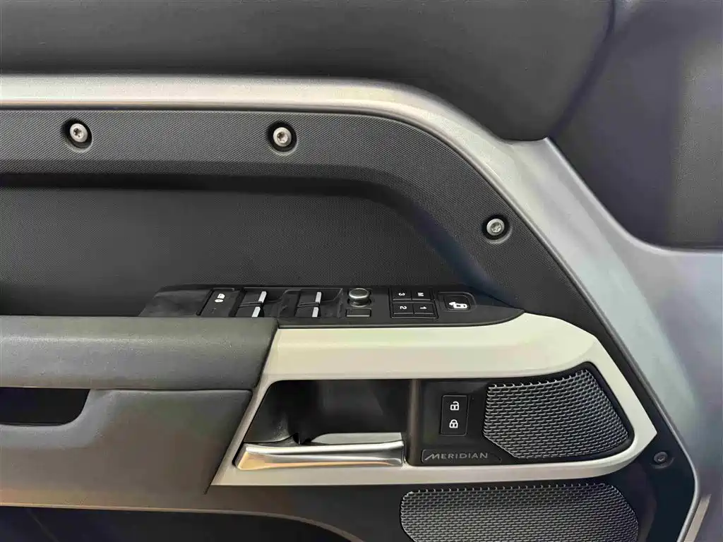 Land Rover Defender 2020 110 P400 Dark Special Edition фото 8