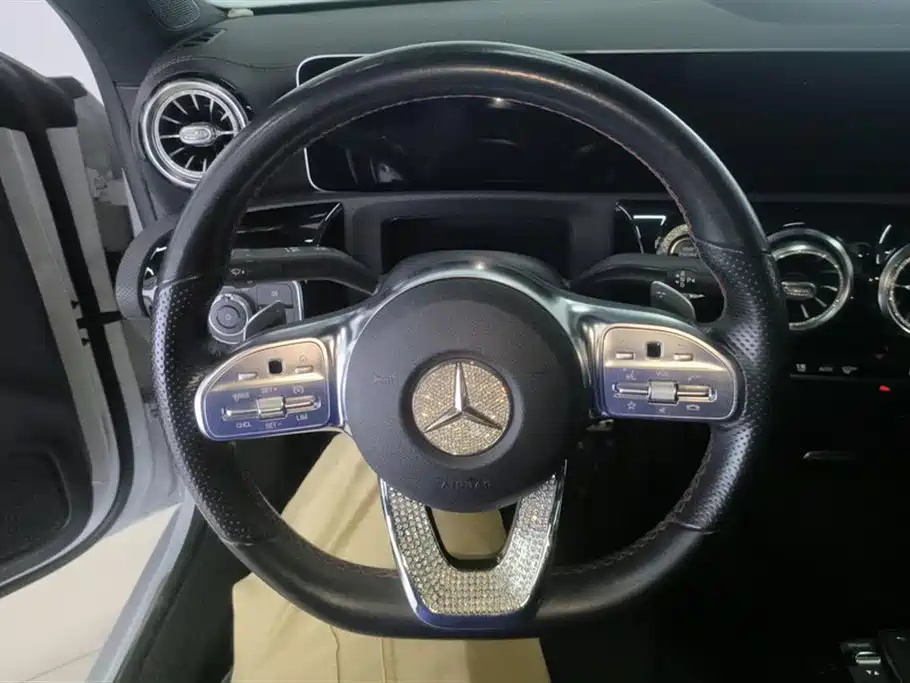 Mercedes-Benz CLA (Import) 2020 CLA 200 фото 15